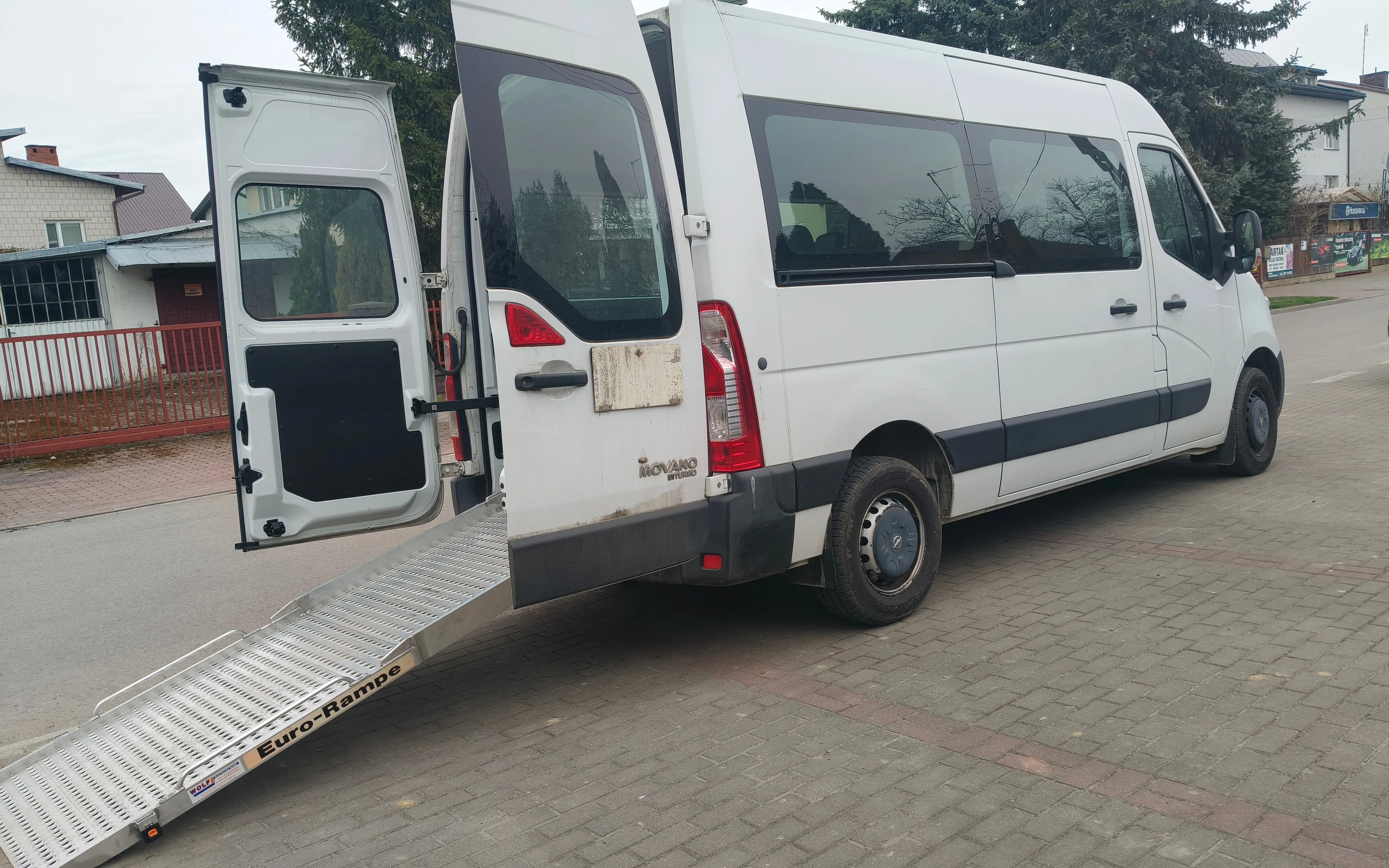 Bus z rozłożoną rampą do wjazdu wózka