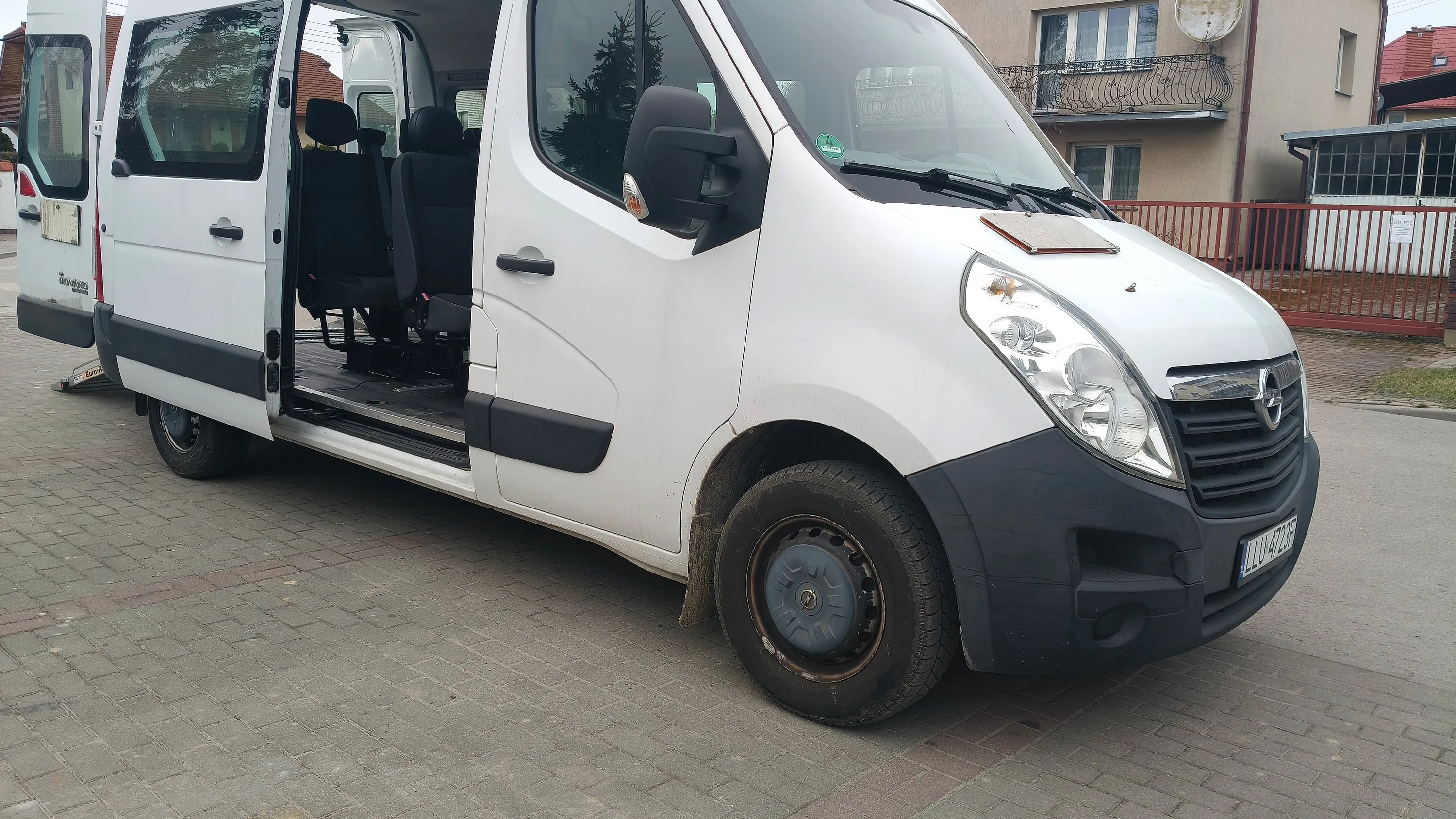 Bus przystosowany do przewozu osób niepełnosprawnych z otwartymi drzwiami bocznymi