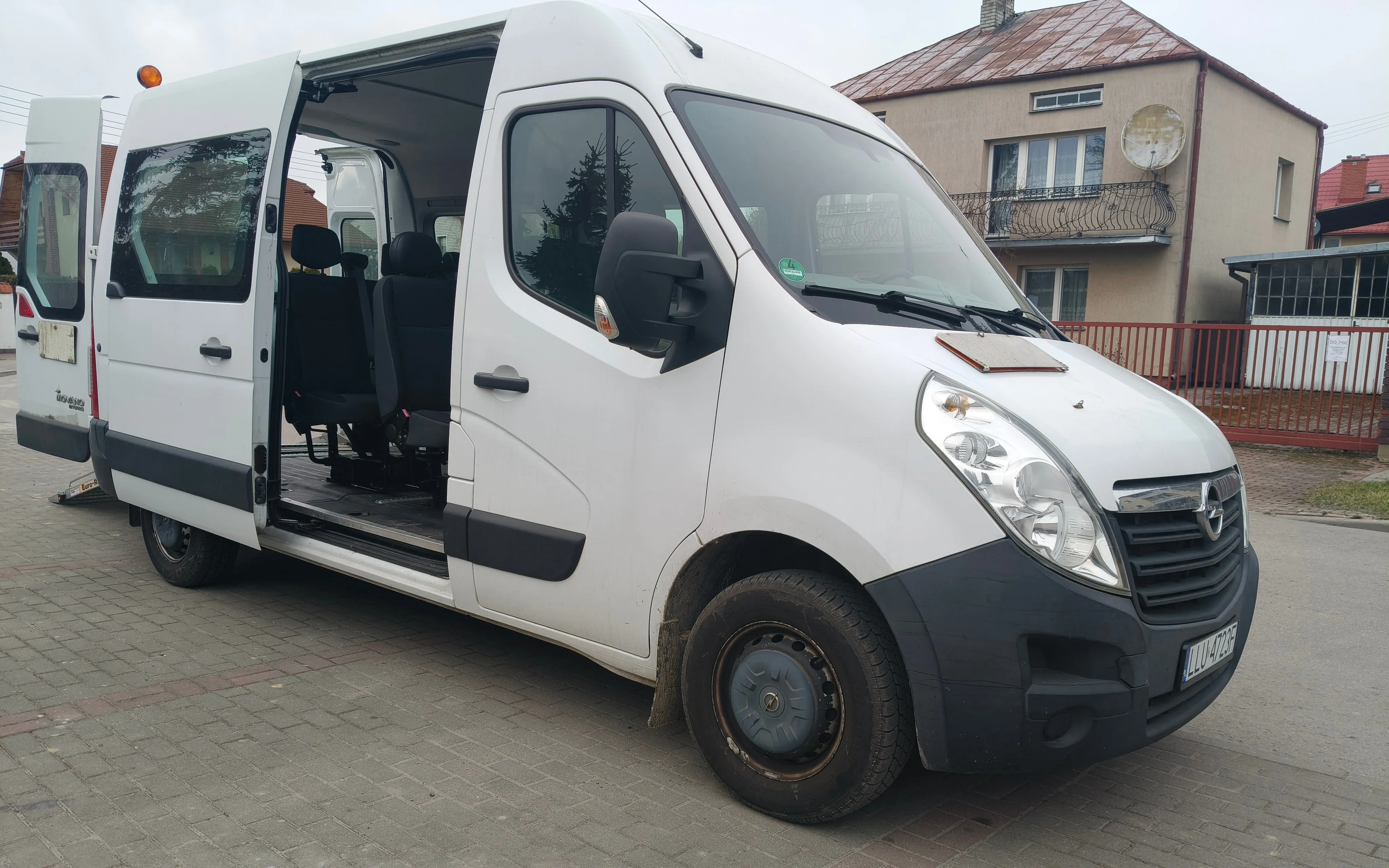 Bus Grupa Level Up gotowy do przewozu osoby na wózku