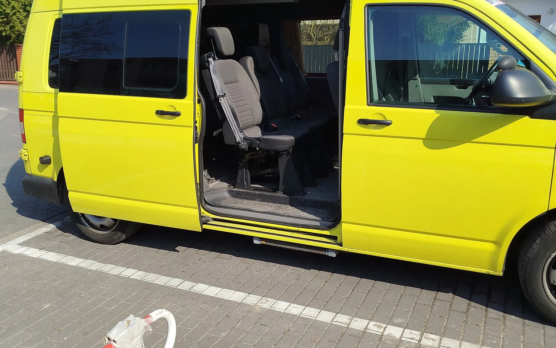 Żółty bus z rozłożoną rampą dla wózka